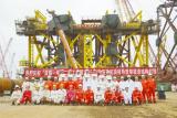 “深海一号”二期工程导管架主体结构完工