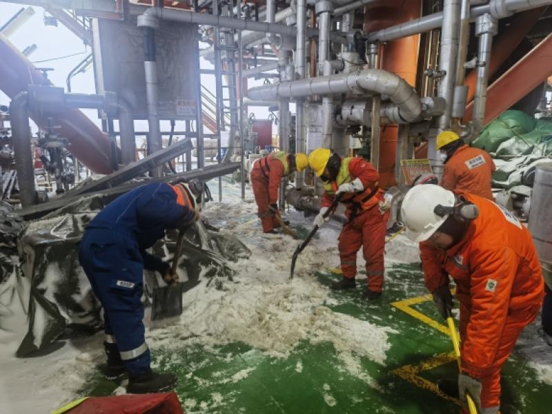 中国海油天津分公司旅大5-2油田齐心协力战风雪，不畏严寒保生产