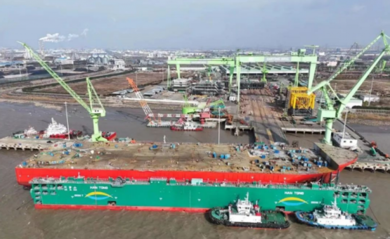 4000吨全回转起重船“海洋风电76”顺利下水