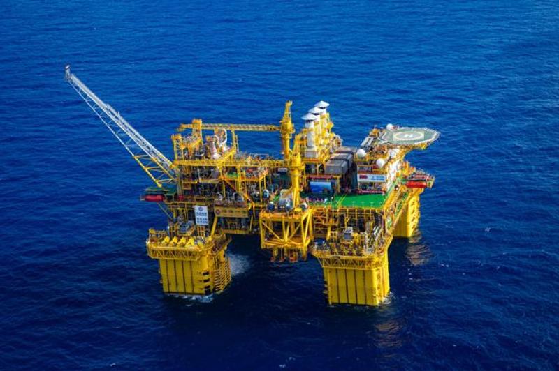 “深海一号”完成投产以来首次凝析油舱清舱检测作业