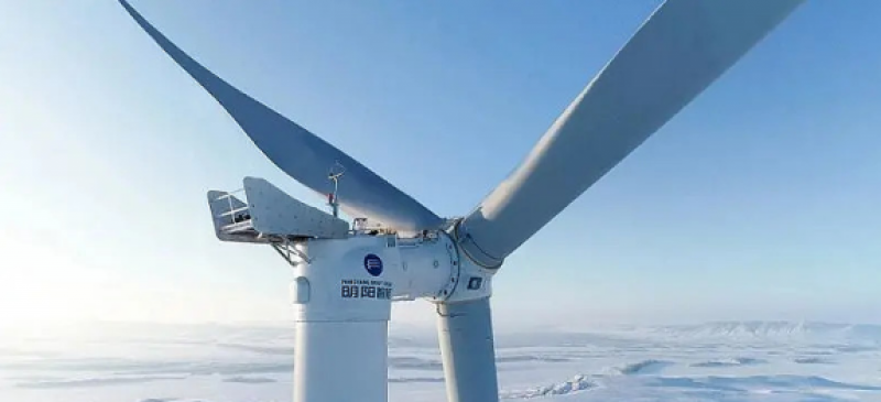 山东潍坊港区分散式风电项目首台风机吊装完成