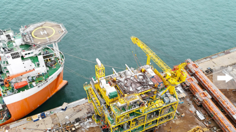 “深海一号”二期综合处理平台开始进行海上吊装作业