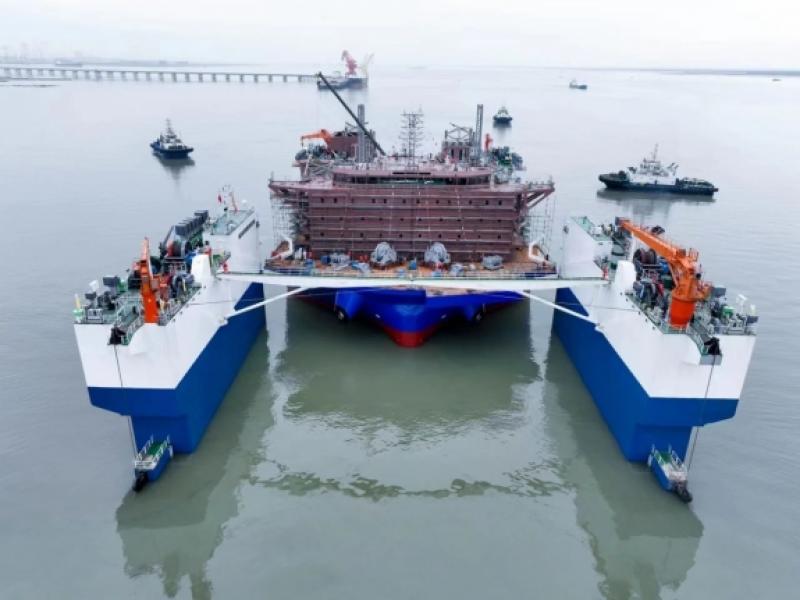 国内首艘搭载智能船舶系统的1800t自升自航式海上风电施工平台“港航平5”顺利吉水