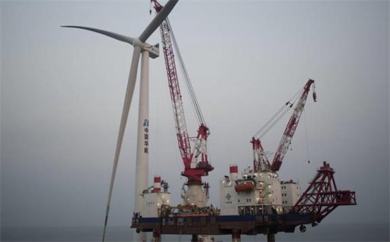 华能临高海上风电场项目首台10兆瓦风电机组完成安装