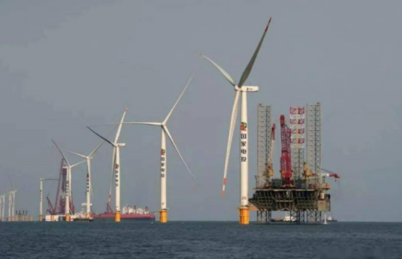 国家电投湛江徐闻海上风电场300 MW增容项目风机吊装工程正式启动