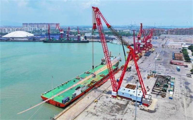 全球最长海上风电叶片（143米）于东方八所港顺利装船出海