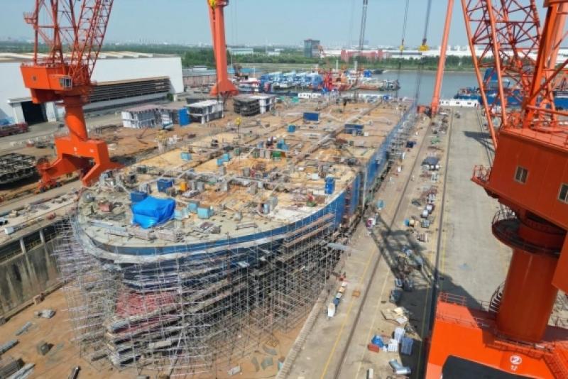 5000吨全回转起重船完成主船体贯通