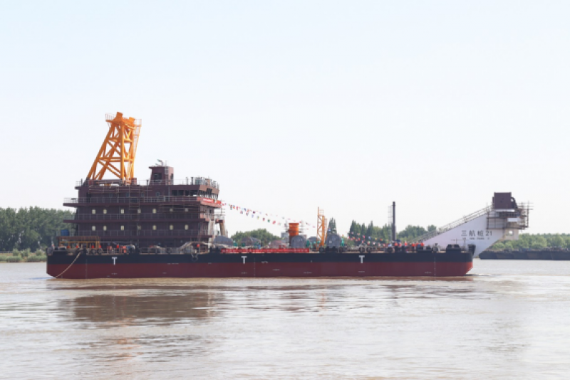 大津重工建造！110m架高变幅式打桩船“三航桩21”顺利吉水