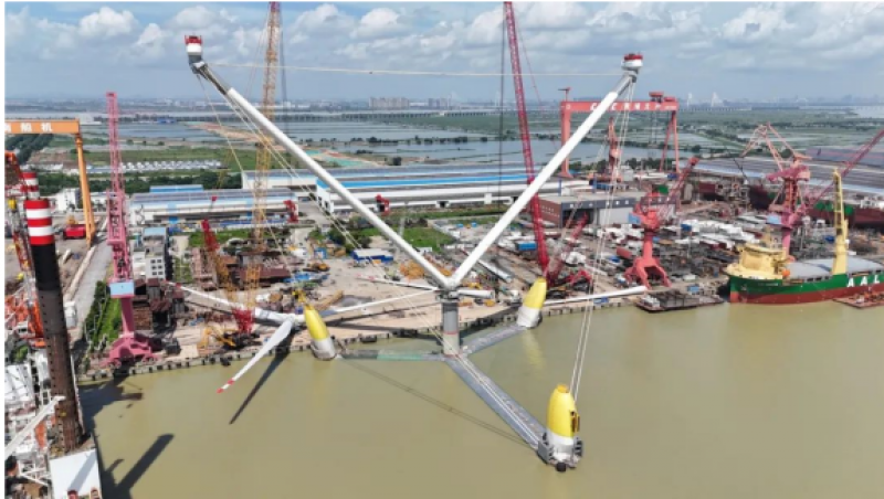 全球单体容量最大漂浮式风电平台——“明阳天成号”开始吊装