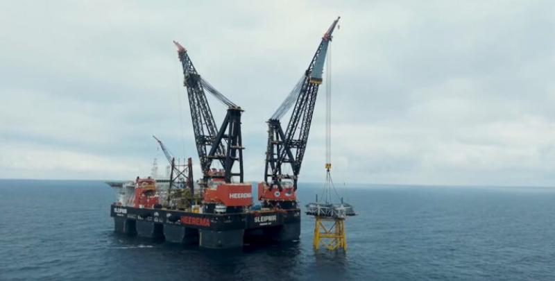 Heerema Marine Contractors半潜式起重船为北海石油项目安装导管架