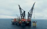 Heerema Marine Contractors半潜式起重船为北海石油项目安装导管架