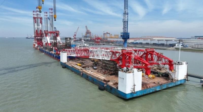 中交二航局5500T双臂架变幅式起重机完成总装