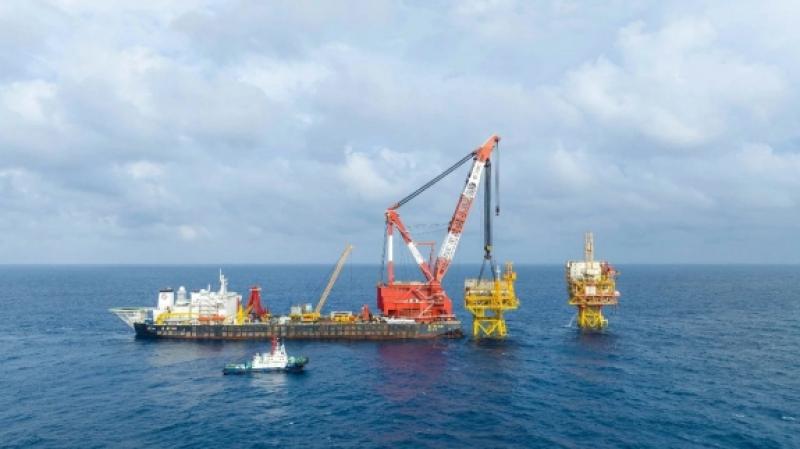 番禺10-1、11-12 平台上部组块在南海东部番禺油田海域成功与导管架精准对接