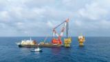 番禺10-1、11-12 平台上部组块在南海东部番禺油田海域成功与导管架精准对接