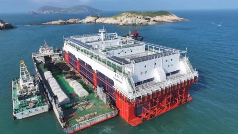 全省首座深远海半潜式养殖平台顺利投放象山海域！