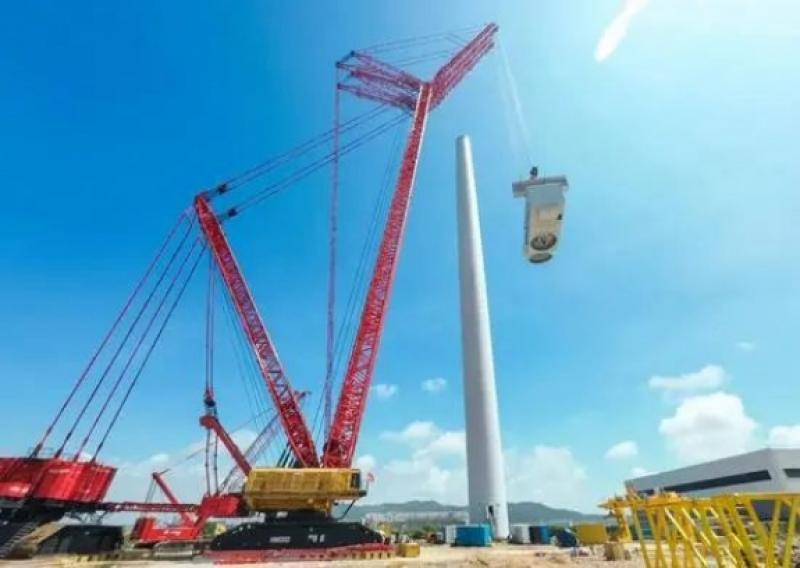 履带起重机SCC52000TM完成全球首台18-20MW风储荷网一体型海上风电机组吊装