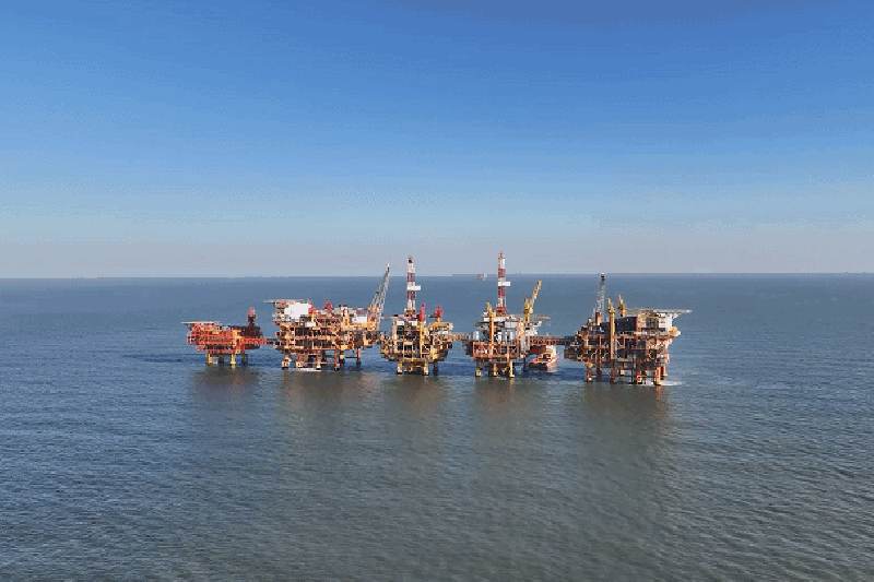 我国海上最大油田——渤海油田原油日产突破10万吨大关！