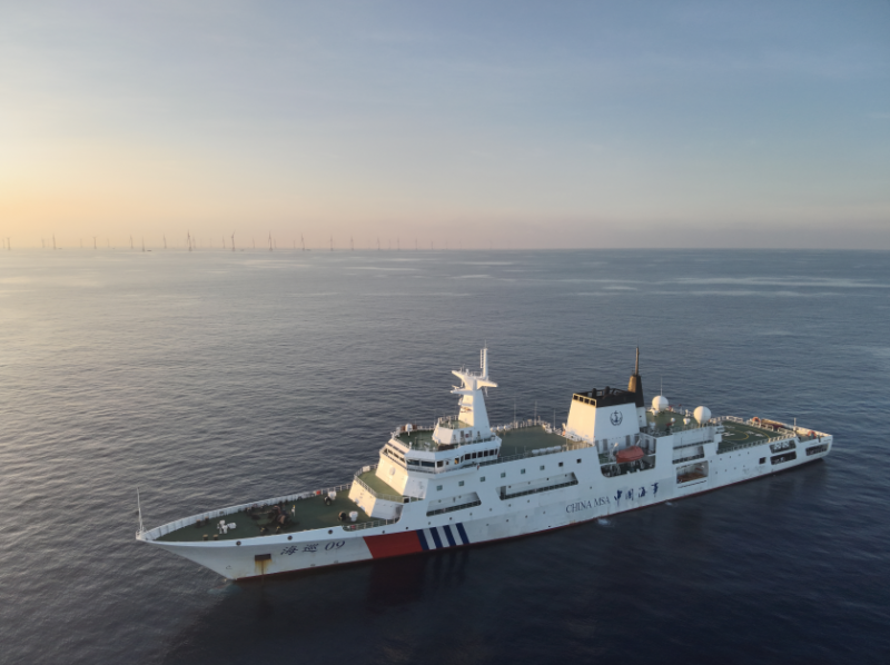国内最大海上公务执法船“海巡09”轮加大海上风电场巡航值守力度