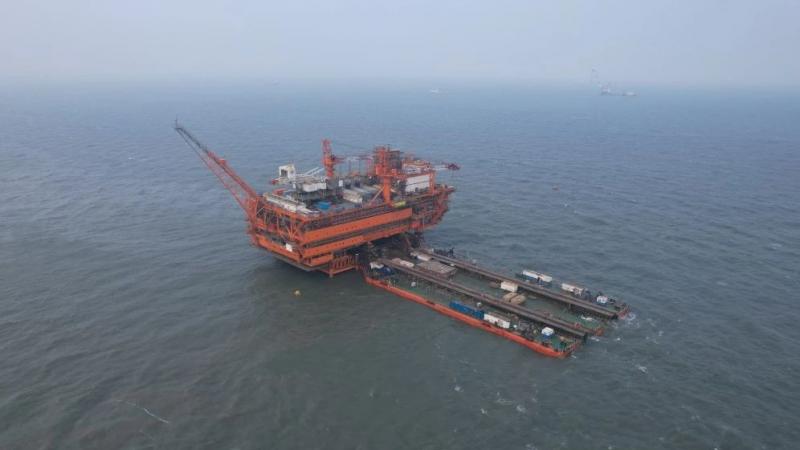 我国首个海上多层稠油热采油田中心平台完成海上安装