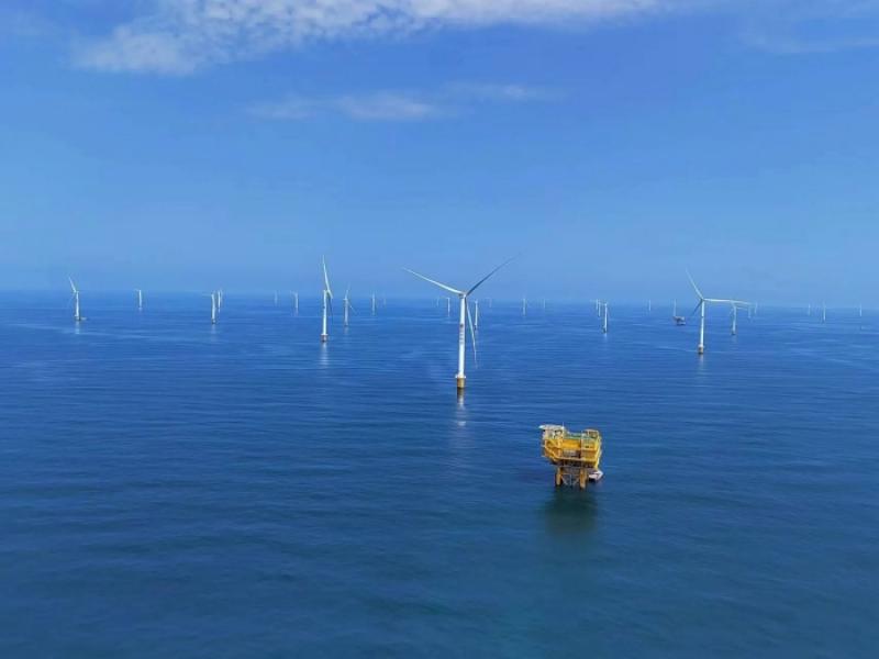 湛江徐闻海上风电场300兆瓦增容项目首回路风电机组并网成功！
