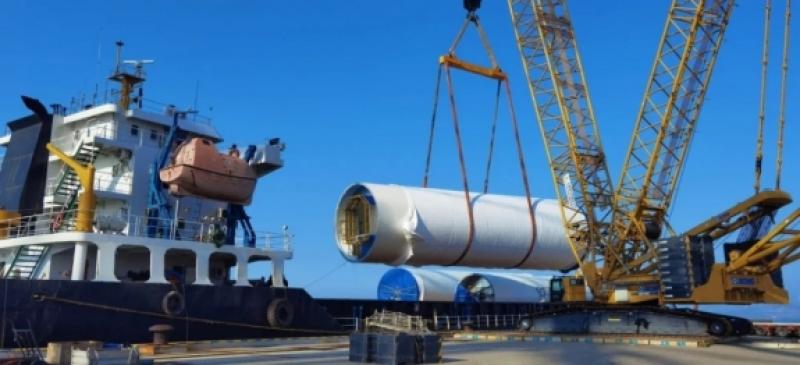 大连中远海运物流供应链承运！庄河海上风电项目首批塔筒设备顺利完成阶段性转运