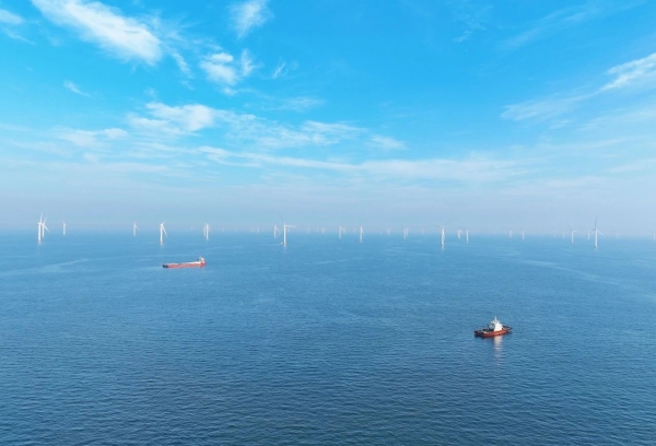 大连市庄河海上风电场址V项目完成首台风机安装