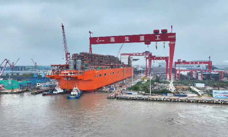 我国首座大型浮式天然气液化装置“NGUYA  FLNG”轮在南通顺利出坞