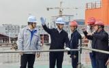 王永东到振华启东海新基地调研并考察5000吨全回转起重船建造工作