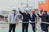 王永东到振华启东海新基地调研并考察5000吨全回转起重船建造工作