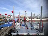 国内自主研发的首台套海上光伏工程船在山东威海交付