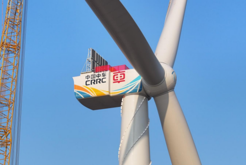 时代新材自主研发的TMT126BA漂浮式风电叶片成功吊装