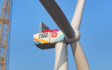 时代新材自主研发的TMT126BA漂浮式风电叶片成功吊装