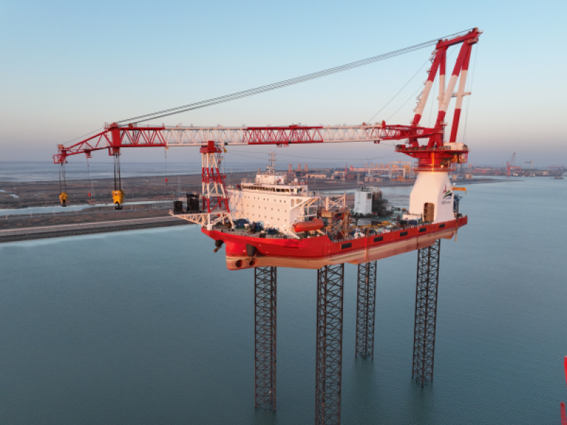 航天大洋“1600 吨自升自航式一体化海上风电安装平台”成功完成吊重及全程升降试验