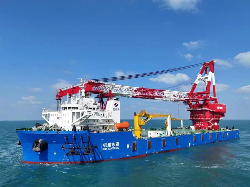 上海振华重工建造！3600吨全回转起重船“电建志高”及1600吨风电安装平台”电建志远”亮相《新闻联播》