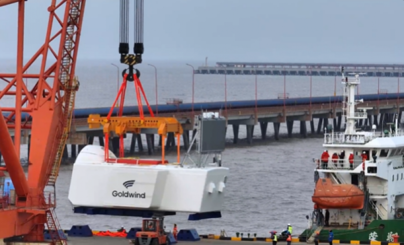 江苏国信大丰海上风电项目风电主机吊装出海