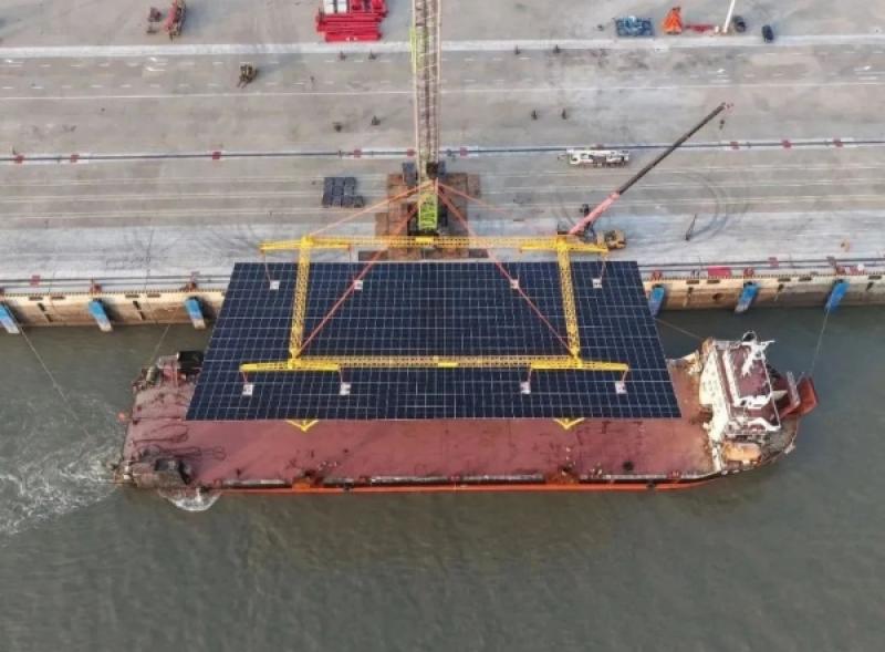 福州港区海上光伏项目施工材料首航成功