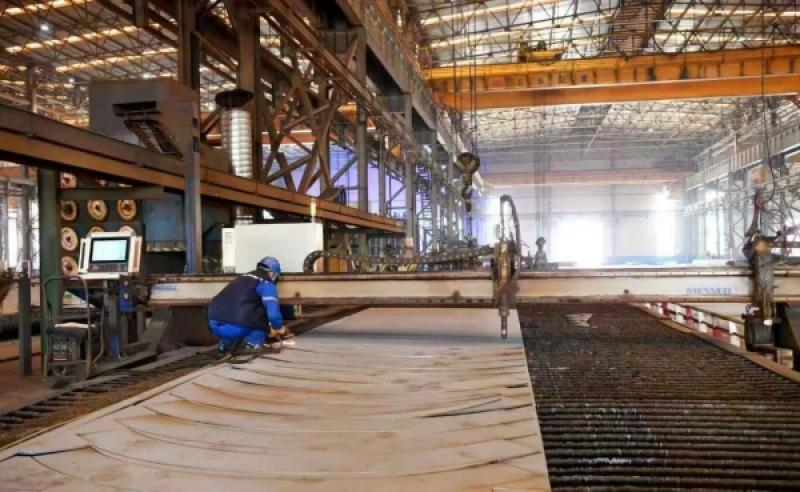 我国首座海上移动式多功能措施平台“增产一号” 在山东青岛开工建造