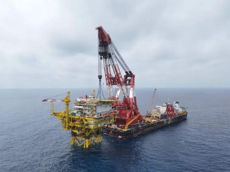 文昌16-2油田开发项目新建导管架平台安装就位