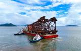 珠海深水装备制造基地：西江24-7平台导管架启航南海