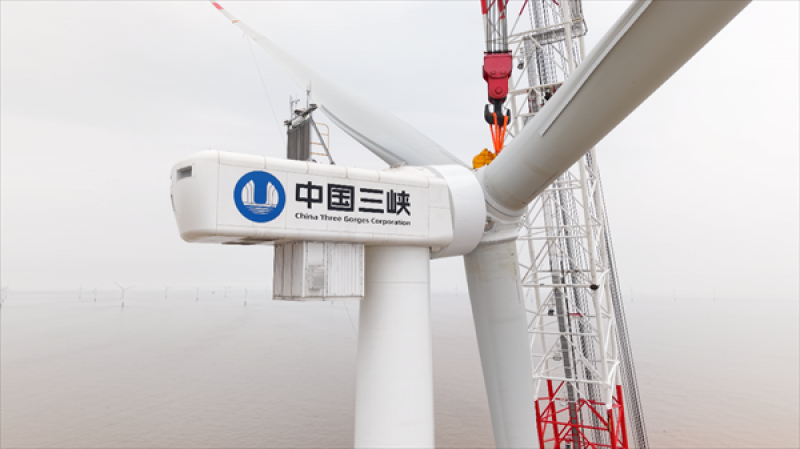 金风科技完成我国离岸最远风电项目首台机组吊装