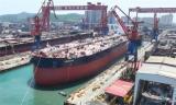 北海造船首艘31.9万吨超大型原油船提前出坞