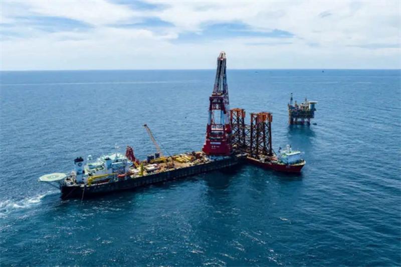 涠洲11-4 CEPD导管架成功下水就位！