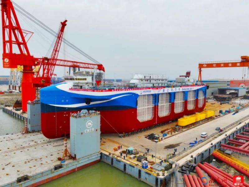 全球首例深远海智能渔业养殖平台“湛江湾1号”出海试航