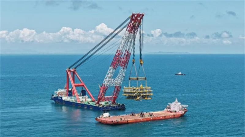 “三航翔安”轮大型吊装首秀，精准完成升压站吊装