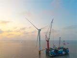 江苏最大的海上风力发电机组顺利完成吊装！