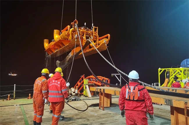 海油工程牵头研发埋缆机喇叭口角度探测装置成功应用 海底电缆铺设迎来“智慧眼”