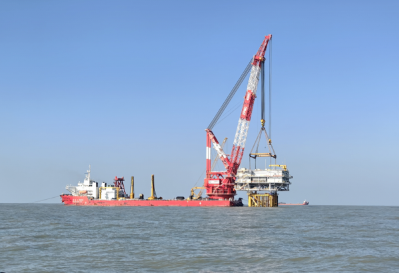 龙源电力海南东方CZ8场址50万千瓦海上升压站圆满完成吊装任务