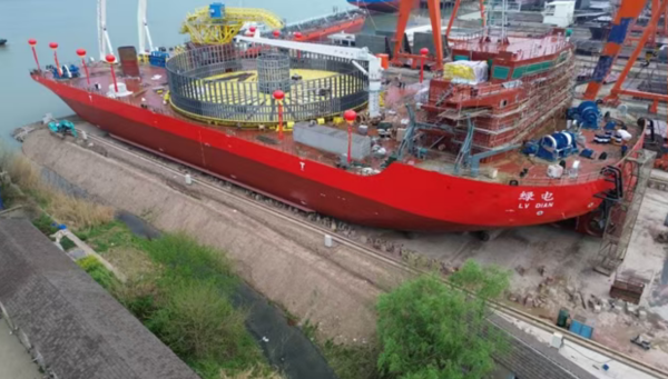 国内最大载缆量国产自航铺缆船“绿电”轮正式入列中交疏浚